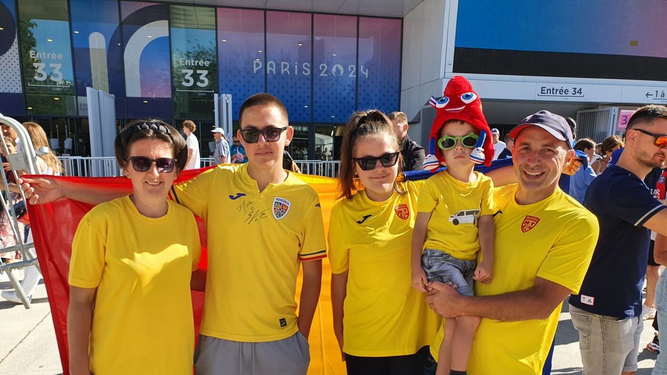 O familie superbă de români, alături de campionul David Popovici! ProSport are imaginile momentului înainte ca marele nostru sportiv să debuteze la Jocurile Olimpice. La Defense Arena arată impresionant. FOTO EXCLUSIV