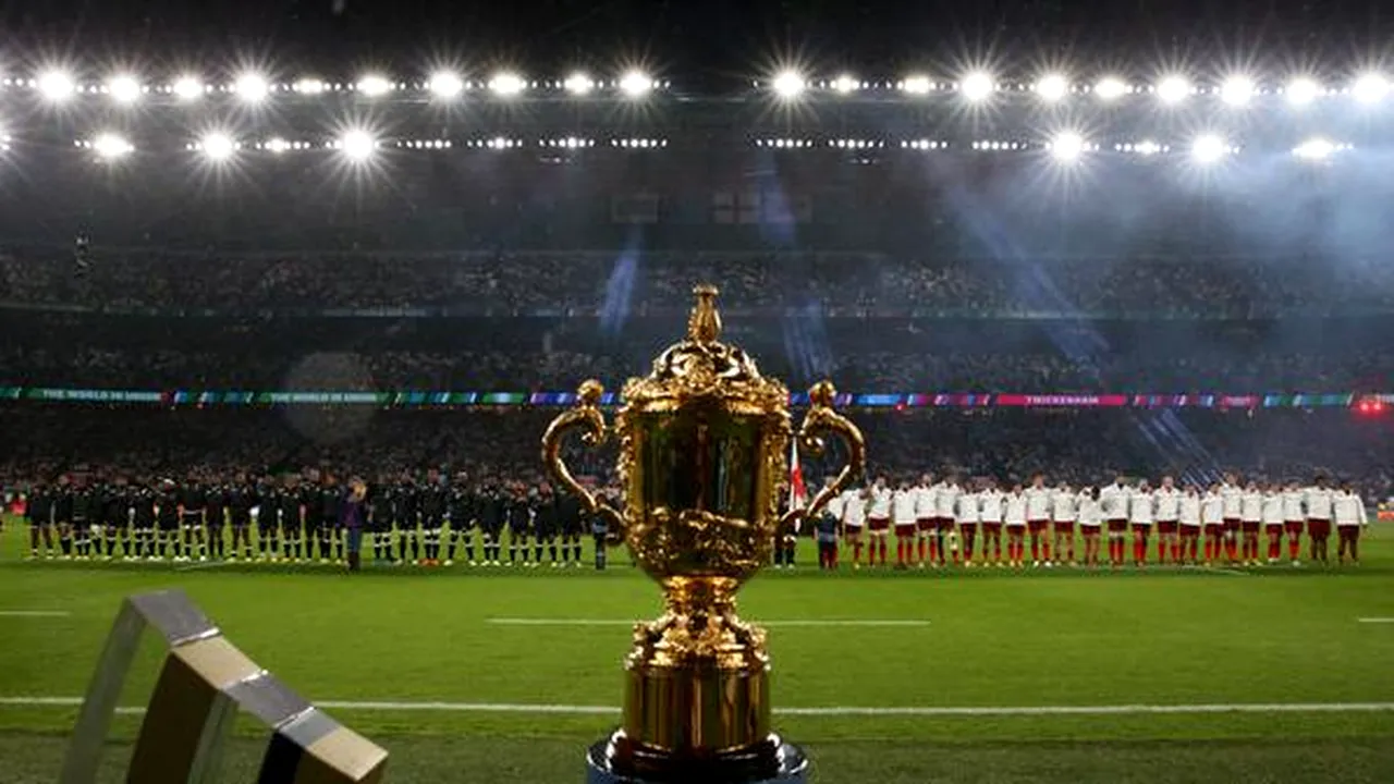 Cupa Mondială de Rugby | Britanicii continuă trendul lansat la JO de la Londra: după ce Regina Elisabeta a apărut alături de James Bond, imaginile din timpul ceremoniei de deschidere cu prințul Harry fac înconjurul lumii