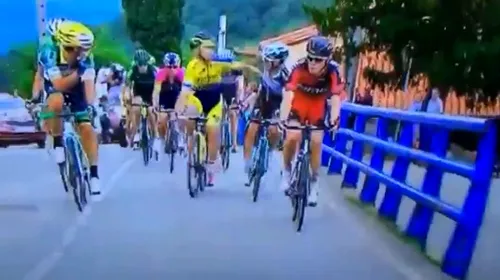 Și-au dat pumni ca nebunii, în etapa regină din Turul Spaniei. Imagini incredibile: au intrat în cartea neagră a ciclismului, după ce s-au bătut fără a coborî de pe biciclete