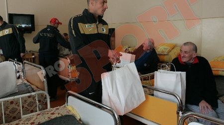 FOTO Iepurașul vine de la "U"!** Jucătorii  au împărțit cadouri bătrânilor și copiilor