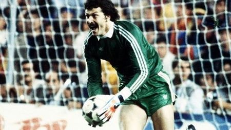 Atac grosolan al comandantului CSA Steaua București împotriva lui Helmut Duckadam pe care îl consideră Iuda. „Așa a fost și pe vremea Mântuitorului. Din cei 12 ucenici, unul l-a vândut!”