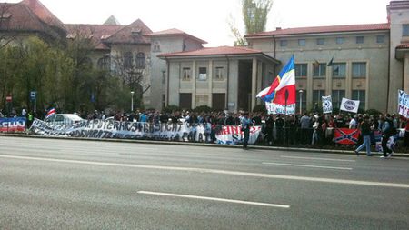 Prima reacție a lui Gigi Becali la scandările fanilor!** "Cinci milioane de fani mă iubesc și 300 de drogați mă înjură"