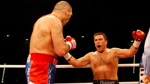 Chagaev nu mai boxează cu Valuev, după ce s-a accidentat