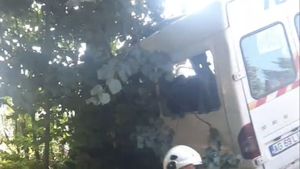 ISU Argeș a anunțat că o persoană a murit în urma accidentului teribil în care a fost implicat microbuzul cu fotbaliști ai lui Dinamo 2