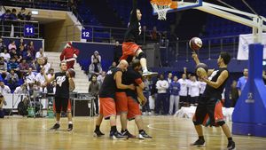 Cascadorii cu inel! Au oferit o jucărie și au intrat la un show de baschet! Magie în Polivalentă cu Da Move Crew, Căruțașu și Stănescu