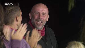Se trece la următorul nivel în Survivor România! Soția lui Cătălin Zmărăndescu o face praf pe Laura Giurcanu, femeia din echipa „Faimoșilor” care îl atacase pe fostul bodyguard al lui Gigi Becali: „Trebuie să ofere și ea”