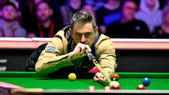 Semifinale de top la Campionatul Mondial de snooker. Ronnie O’Sullivan îşi continuă drumul spre coroana de la Crucible