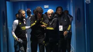 Imagini greu de privit! Haos înainte de Marseille - Lyon! Antrenorul oaspeților, umplut de sânge de fanii gazdelor. „Avea cioburi în față!” Meciul a fost suspendat! | FOTO