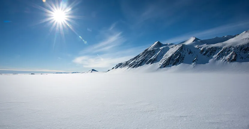 FOTO | Imagini incredibile! De ce s-a făcut roșie zăpada din Antarctica