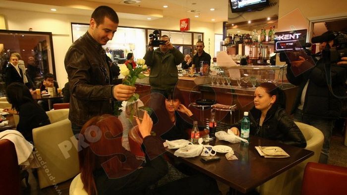 FOTO** Jucătorii lui Poli au împărțit flori în mall