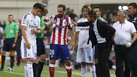 Simeone a fost suspendat opt etape după ce l-a lovit pe al patrulea arbitru de la Supercupa Spaniei