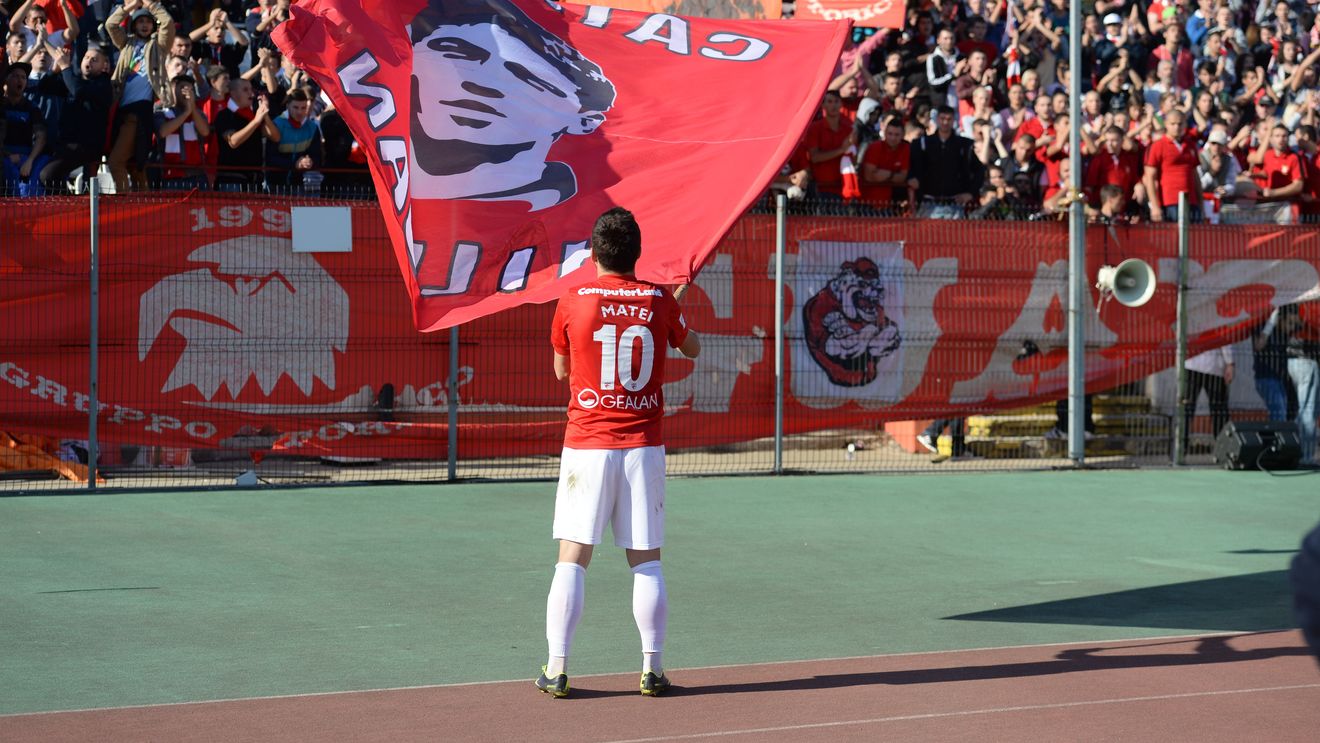 Cinci descrieri amuzante de la prezentarea lotului lui Dinamo: 1. "Cosmin Matei, probabil cel mai bun număr 10 din România"
