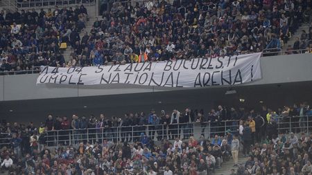 FOTO | "Doar Dinamo București", partea a doua! Fanii FCSB au fost din nou păcăliți, de data asta cu un mesaj afișat de susținătorii Stelei. UPDATE | PRA a dat foc bannerului
