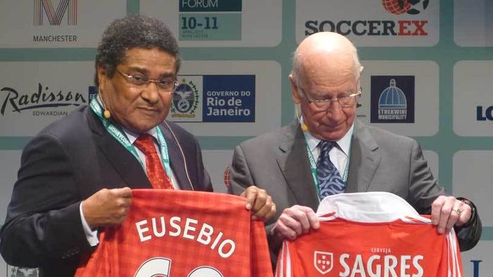 Bobby Charlton: "Sunt mândru că am fost adversar și prieten cu Eusebio"