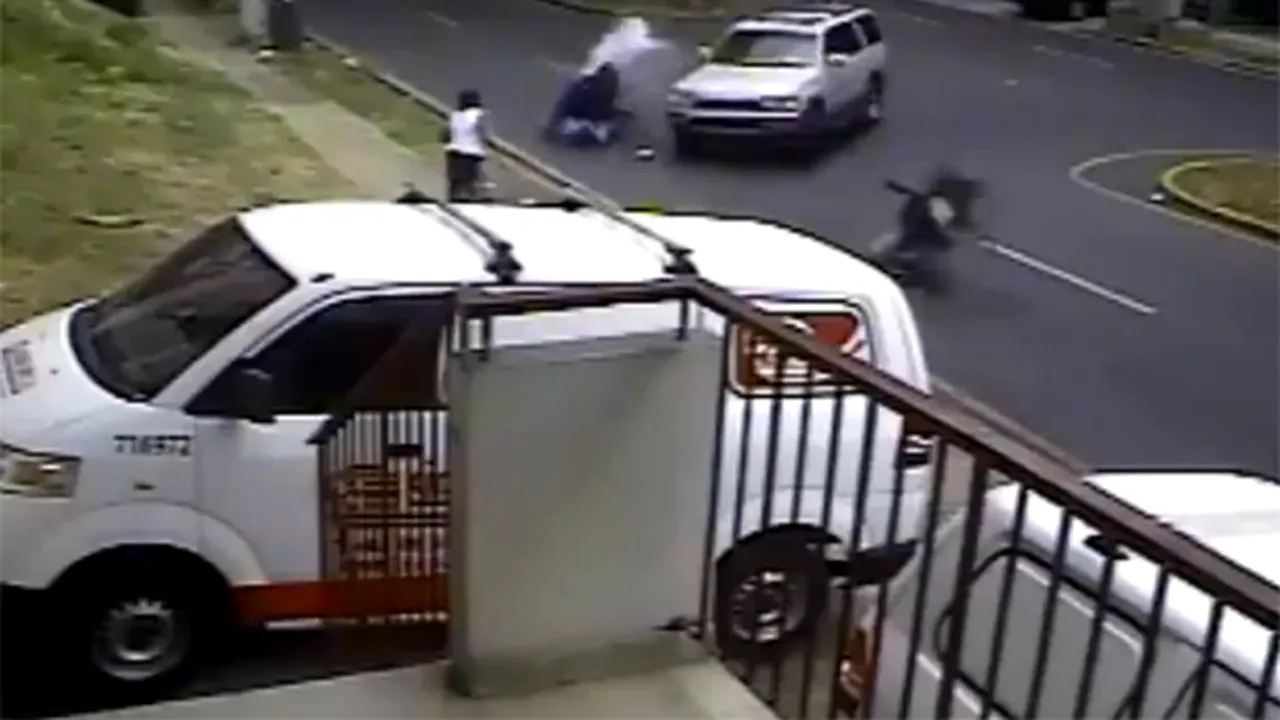 VIDEO Accident spectaculos surprins de camerele de supraveghere: un motociclist a zburat peste o mașină!