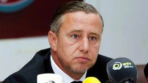 Reghecampf, victorie la 24 de ore după ce a semnat prelungirea contractului. Al Wahda a câștigat în dublă inferioritate numerică