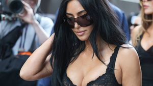 Kim Kardashian, apariție fără inhibiții la Monaco. Și-a arătat bustul generos după ce a venit direct de pe iaht la Marele Premiu de Formula 1