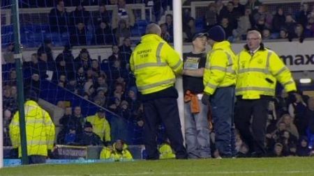 Pantilimon, martor la un moment unic! VIDEO** Scenă INCREDIBILĂ‚ la un meci din Anglia: 'You fat bastard!' Un fan s-a legat cu cătușe de bară