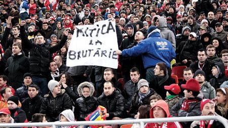 Credeați că se opresc la "Mitică la brutărie?"** :) Dinamoviștii au revenit în forță, cu un banner anti-Sandu și Dragomir! Uite unde au fost trimiși de această dată