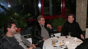 "Vamă e o trompetă, rezervă mese pentru Răzvan" **/ "Dacă îi dai dictare lui Borcea, rupe stiloul!"