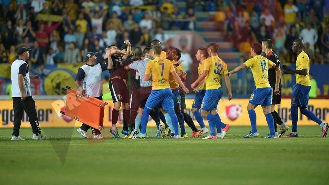 FOTO Urmele lui "Dracula" Bornescu! Bawab arată cu ce s-a ales după mușcătura portarului