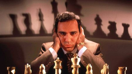 Legendarul Gary Kasparov a cedat primul meci de la revenirea în activitate. Cine l-a învins pe șahistul care a dominat sportul cu tabla de 64 de pătrățele 