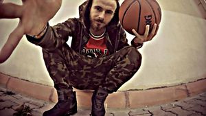 Victoraș Astafei, fotbalistul care promova mesaje precum "Uniți sub tricolor" sau "Salvați Roșia Montană", și-a urmat o altă pasiune: s-a apucat de muzică și a scos un album hip-hop. Avea și un magazin de haine