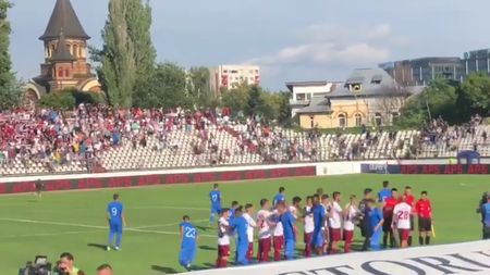 Haos înainte de startul meciului Rapid - Farul! Fanii constănțeni au vrut să pătrundă la tribuna II, iar suporterii rapidiști au fugit pe gazon: jandarmii au intervenit VIDEO