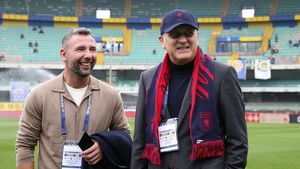 Doi fotbaliști români din Anglia, la un pas să fie transferați de Dan Șucu la recomandarea lui Răzvan Raț