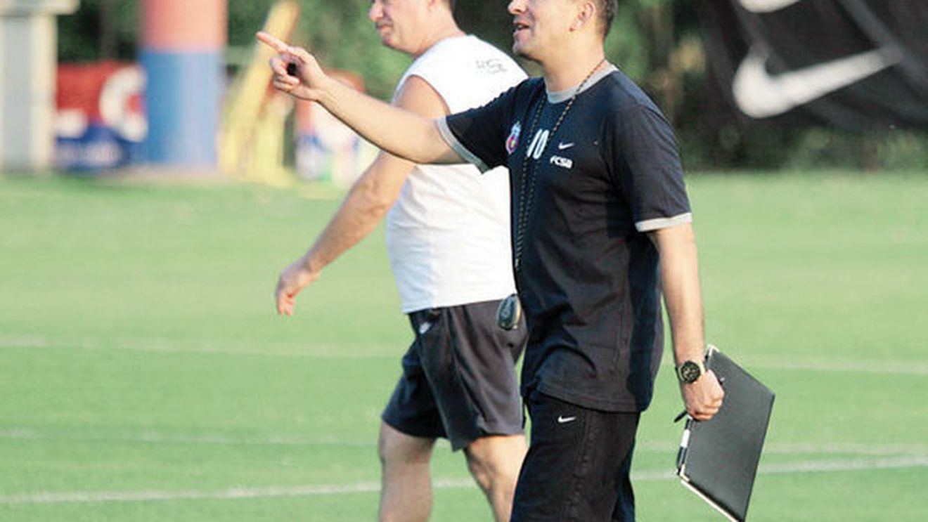 Trei, Gigi, și toți trei! "Mai vreau un fundaș, un mijlocaș și un vârf"