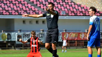 Decizii controversate luate de Marius Naidin în partida ACSM Reșița – CS Gloria Bistrița 2-1, toate în favoarea gazdelor. Nicolae Grigore a izbucnit: ”Bătaie de joc, meciul a fost decis exclusiv de arbitraj”