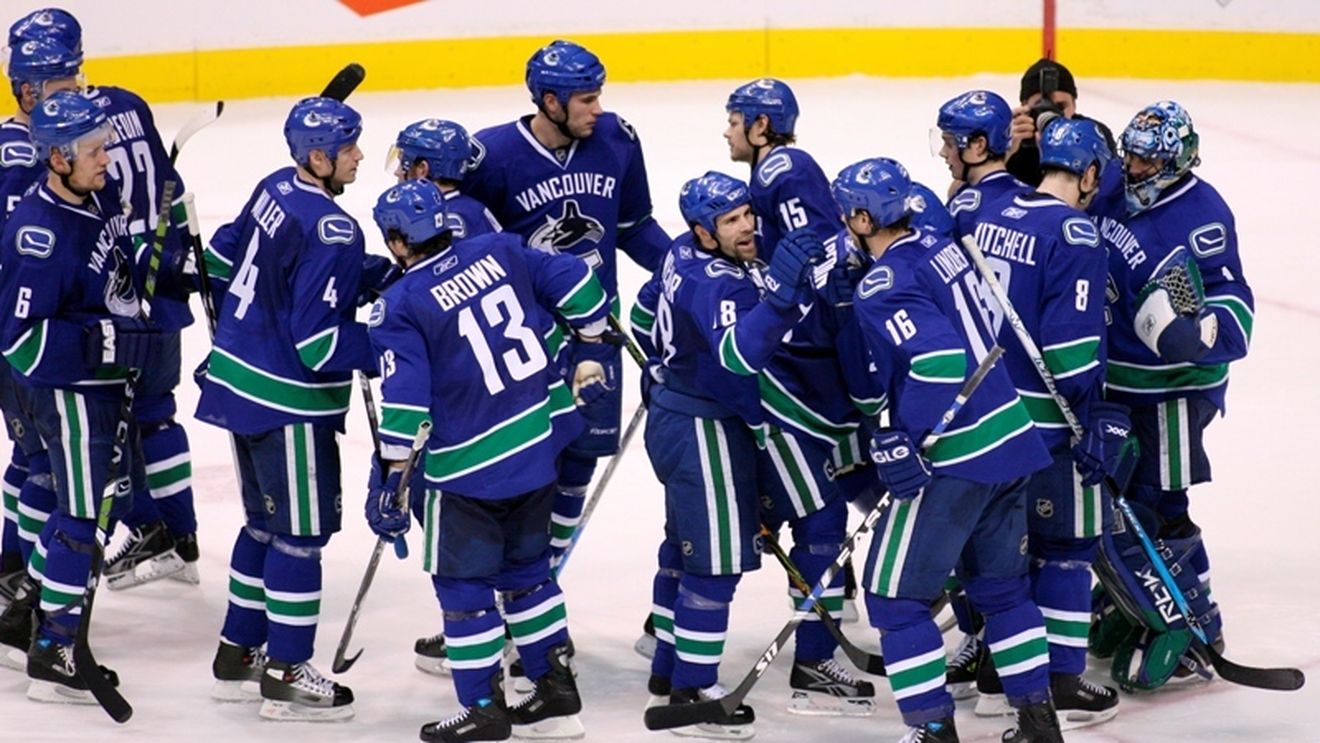 VIDEO SPECTACULOS! 20.000 de ursuleți de pluș** aruncați pe gheață la un meci de hockey!