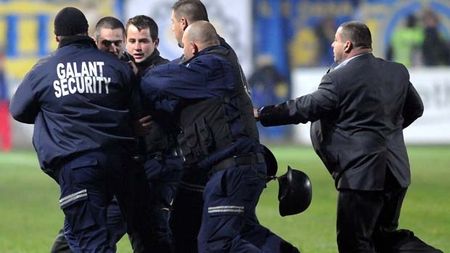 Fanii dinamoviști au șocat în Gruia:** "Huidu, trei morți, scapă oricum / Enache, pușcărie pentru un pumn!" Reacția lui Badea: