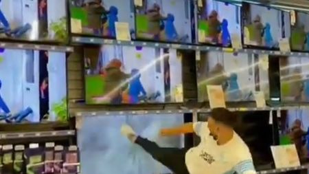A început războiul în Franța! Un ultras al lui Olympique Marseille, îmbrăcat cu un tricou pe care scria „F**k Messi”, a intrat într-un magazin de electronice și a spart plasmele pe care rulau imagini de la prezentarea la PSG! | VIDEO