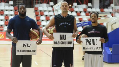 VIDEO | Baschetbaliștii de la Dinamo s-au alăturat campaniei "Nu rasismului", demarată de ProSport