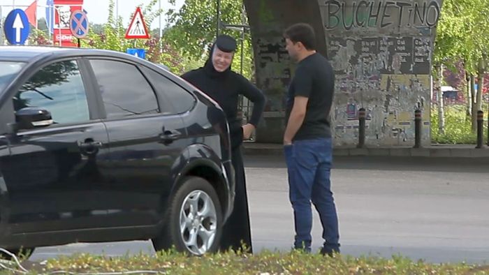 Imagini inedite! Ionuț Luțu, întâlnire cu o măicuță! A primit un pachet special pentru a-l duce lui Gigi Becali | VIDEO+FOTO EXCLUSIV