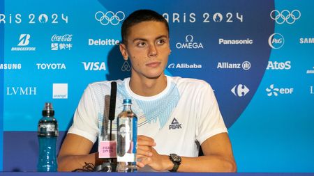 S-a aflat prin ce a trecut David Popovici la Paris. Ce i-au făcut stewardesele românce de la TAROM campionului olimpic, după ce un angajat francez a comis o gafă uriașă