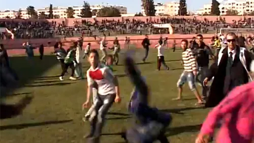 VIDEO Fanii s-au coalizat și au distrus un stadion în timpul unui amical!** INCREDIBIL: mulți huligani erau copii 