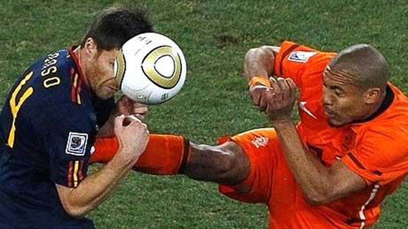 VIDEO De Jong, cel mai dur fotbalist în activitate? Vezi cele trei intrări ASASINE din 2010!