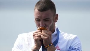 Campionul olimpic Andrei Cornea, gest de milioane pentru oamenii din Broșteni, loviți crunt de inundații