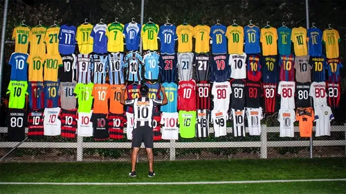 IMAGINEA ZILEI | Colecția tricourilor lui Ronaldinho. Un tribut demn de unul dintre cei mai valoroși jucători din istoria fotbalului