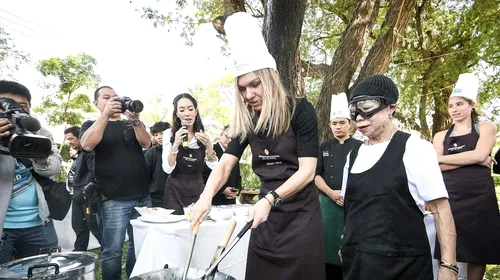 GALERIE FOTO | Chef pentru o zi. Halep, Ostapenko și Konta au făcut echipă înaintea demonstrativului din Thailanda