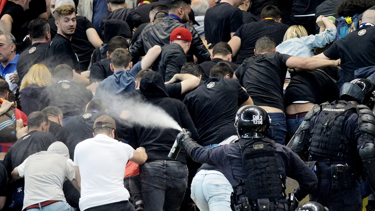 Incidente în pauza meciului dintre Steaua și Carmen. Jandarmii au recurs, din nou, la gaze lacrimogene FOTO