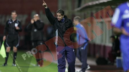 Reghecampf: "Sunt mulțumit de echipă! Nu-mi doresc să primesc un cadou și să câștigăm la masa verde"