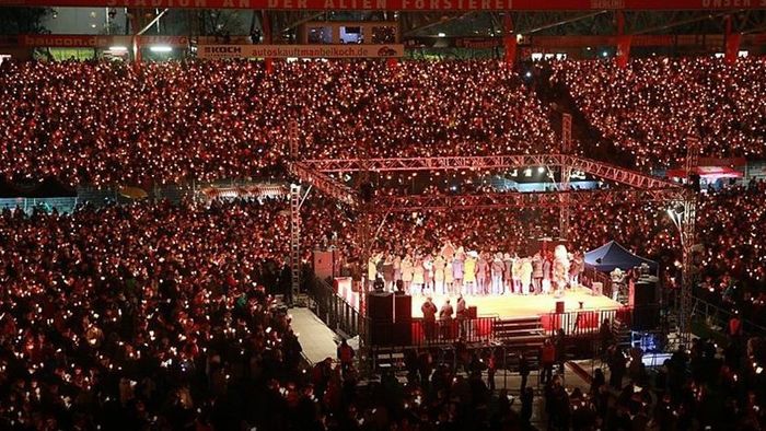 VIDEO & FOTO | "O, brad frumos!". 28.000 de fani s-au strâns pe stadion și au cântat colinde în Ajunul Crăciunului. Atmosferă senzațională 