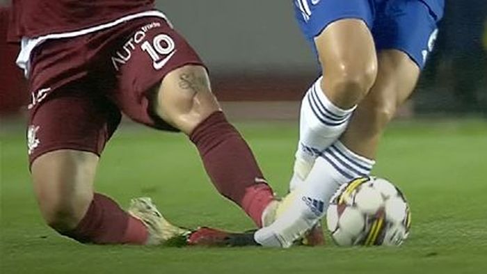 Alex Ioniță, intrare criminală în FC U Craiova - Rapid! Arbitrul îi acordase doar cartonașul galben, însă a intervenit sistemul VAR