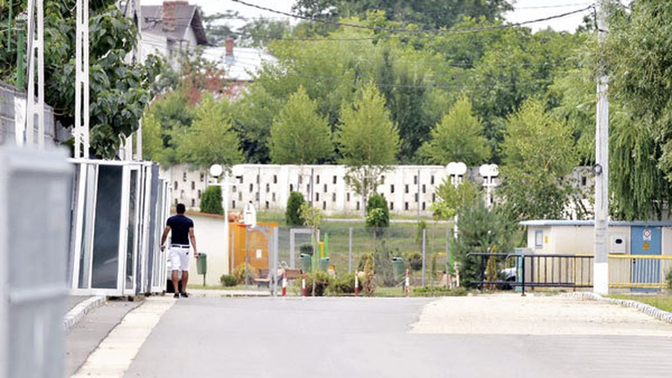 FOTO EXCLUSIV Vizită suspectă a lui Rocha la Chiajna!** Atacantul a intrat în panică: "De ce mă pozați? Nu e bine!"