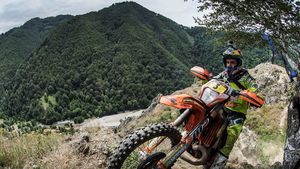 Începe cel mai dificil raliu hard enduro din lume! Red Bull Romaniacs a ajuns la a 14-a ediție, la startul întrecerii sosind sportivi din 49 de țări