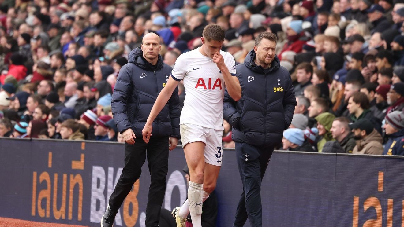 Ce se întâmplă cu rivalul lui Radu Drăgușin pe post, după ce a ieșit accidentat în meciul Aston Villa - Tottenham! Problema îl poate scoate din circuit o perioadă: „Problemele musculare se rezolvă mai greu”