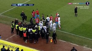 GALERIE FOTO | Conflict general la finalul derby-ului: Man și Briceag au fost eliminați. De unde a plecat totul
